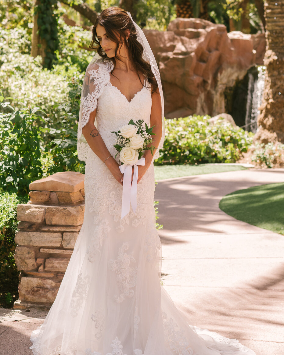 Are you team veil or no veil?  I'm team whatever makes you feel your best!  Some brides love the traditional aspect to veils and it makes them feel truly bridal and elegant, while some find it cumbersome and uncomfortable.  Always try it on before yo