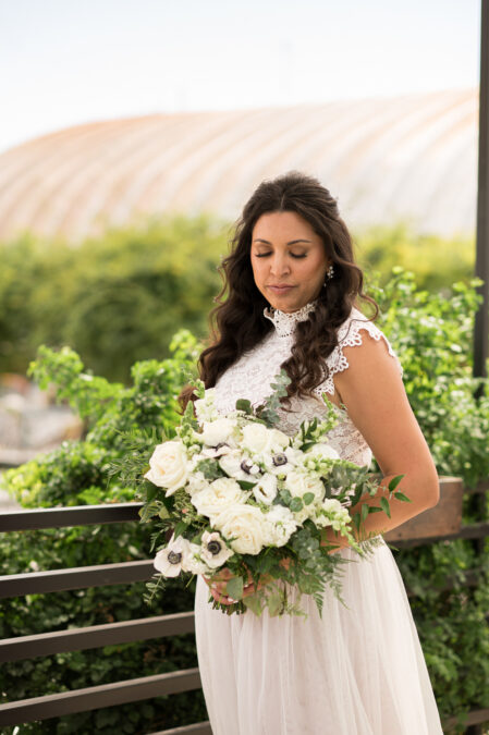 beautiful bride portrait with bouquet 