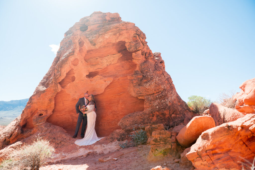 las vegas bride and groom at valley of fire